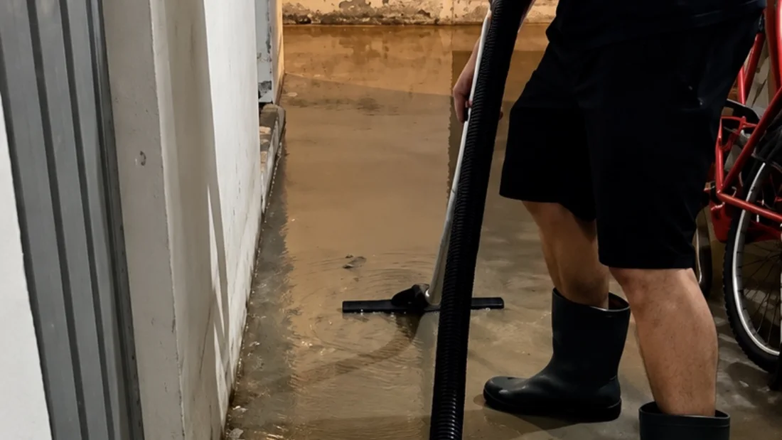 Aspirazione di acqua da un locale allagato
