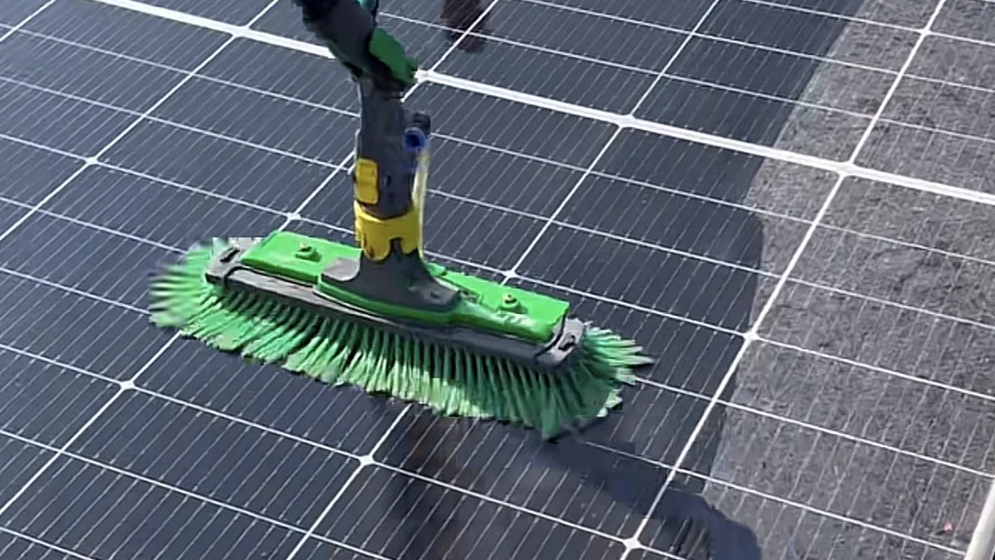 Pulizia di pannelli fotovoltaici con spazzola