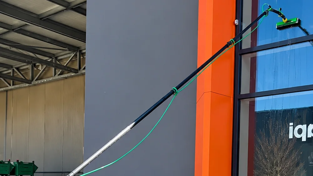 Pulizia di una vetrata con asta telescopica